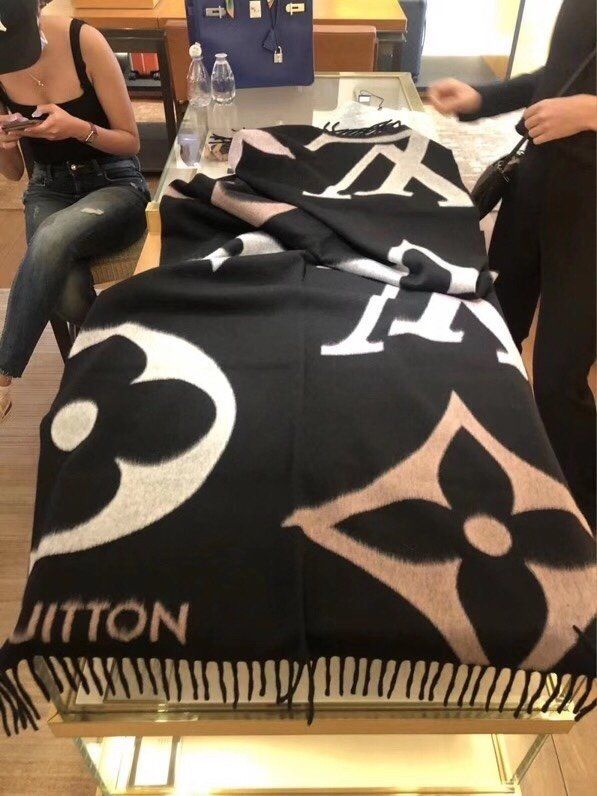 Louis Vuitton Scarf LV00061